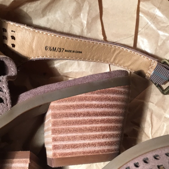 Lucky Brand oiled faux suede low-heels - Picture 10 of 12
